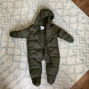 Like new baby boy snow suit. Old navy 6-12 months. Olive green
